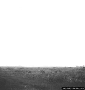 25 juillet 1944 : progression des troupes canadiennes au matin du lancement de l'opération Spring dans le secteur d'Ifs. Photo : US National Archives