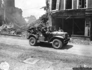 12 juin 1944 : place Gambetta à Isigny-sur-Mer, des officiers à bord d’un Dodge WC 56 Command. Photo : US National Archives