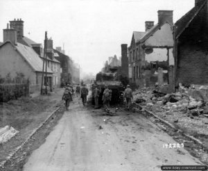 3 août 1944 : une patrouille de la 1st Infantry Division sur la route d’Avranches à Juvigny-le-Tertre. Photo : US National Archives