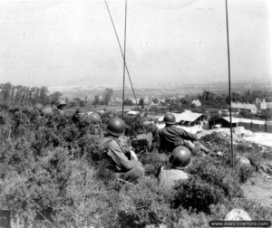 25 juin 1944 : des observateurs d’artillerie règlent des tirs à proximité de la Pierre Butée à La Glacerie. Photo : US National Archives