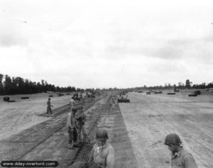 Travaux sur l'aérodrome ALG A-6 de La Londe le 14 juin 1944. Photo : US National Archives