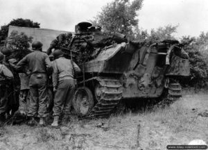 13 juillet 1944 : des soldats américains inspectent le Panther baptisé « Ursula » dans le secteur du Dézert. Un membre d’équipage allemand carbonisé (appartenant au Panzergrenadier Regiment 901) est encore sur la caisse du char. Photo : US National Archives