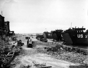 Le boulevard Clemenceau près de l’avant-port du Havre sert de quai de déchargement à des LST américains. Photo : US National Archives