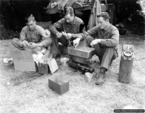 26 juin 1944 : l’équipage d’un Half-track M3 appartenant au 1er bataillon du 41st Armored Infantry Regiment de la 2nd Armored Division marque une pause dans le secteur du Molay-Littry. Photo : US National Archives