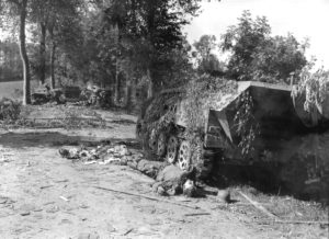 L’épave du même SdKfz 251 Ausf. D. détruit le 12 août 1944 par les canons de 57 mm du sergent Miller Rhyne et du lieutenant T. Springfield, appartenant au 120ème régiment de la 30ème division d’infanterie américaine à Le Neufbourg. Photo : US National Archives