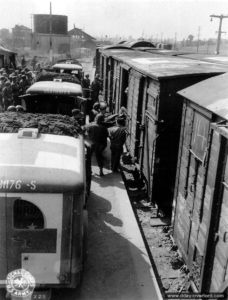 5 août 1944 : des ambulances stationnées le long de wagons. Photo : US National Archives