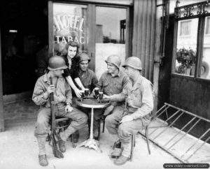Août 1944 : des soldats américains appartenant à la 79ème division d’infanterie se font servir de la bière à la terrasse d’un hôtel de Mantes-la-Jolie. Photo : US National Archives
