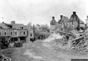 29 juillet 1944 : les Américains de la compagnie A du 296th Engineers, 1111th Engineer Combat Group détruisent à l’explosif les pans de maisons en ruine à Marigny. Photo : US National Archives