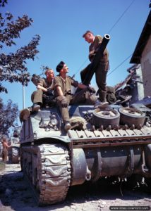 28 juillet 1944 : l’équipage du Sherman V commandé par le Major Dave Currie de l’escadron C du 29th Reconnaissance Regiment (The South Alberta Regiment) de la 4th Canadian Armoured Division. Photo : archives Canada