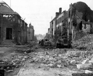 19 juin 1944 : rue Paul Lecacheux à Montebourg. Photo : US National Archives