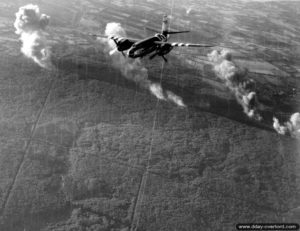 7 juin 1944 : un appareil Marauder B-26C au dessus de la forêt de Balleroy à proximité de Montfiquet après un bombardement. Photo : US National Archives