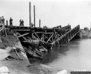 2 août 1944 : des sapeurs américains installent un tablier en bois visant à remplacer le pont métallique détruit afin de franchir la Vire à Montmartin-en-Graignes. Photo : US National Archives