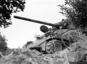 7 août 1944 : un char Sherman M4A1 appartenant au 33rd Armored Regiment de la 3rd Armored Division, équipé du système Rhinoceros pour traverser les haies dans le secteur de Mortain. Photo : US National Archives