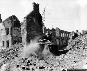 29 juillet 1944 : un char Sherman M4 appartenant à l’escadron C du 37th Tank Battalion de la 4th Armored Division américaine dans la rue Alfred Regnault à Périers. Photo : US National Archives