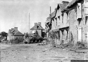 11 août 1944 : un char Sherman sur un carrefour de la commune de Perriers-en-Beauficel. Photo : US National Archives