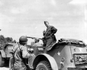 12 juin 1944 : le général Marshall à bord d'un Dodge command car échange avec un militaire américain sur la route d'Isigny-sur-Mer à proximité de la Pointe du Hoc. Photo : US National Archives