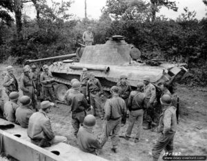 19 juillet 1944 : inspection du Panther 215 appartenant au II. Abteilung Panzer Regiment 6 dans le secteur de Pont-Hébert. par des pilotes de P-47 du 366th Fighter Group situés à l’aérodrome A-1 de Saint-Pierre-du-Mont. Photo : US National Archives
