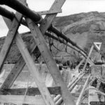 Photos of Port-en-Bessin in 1944 7 Le départ du pipeline situé au niveau du môle ouest de Port-en-Bessin (un tuyau essence, un tuyau gazoil), permettant le ravitaillement des troupes dans le cadre de l'opération PLUTO ("minor system"). Photo : US National Archives