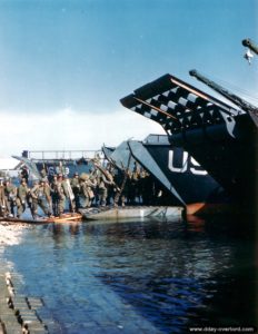 Embarquement des équipes médicales américaines rattachées aux sapeurs des 5th et 6th E.S.B. à Castletown, le port de l'île de Portland. Photo : US National Archives