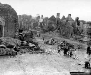 1er août 1944 : des civils normands dans les ruines de la commune de Roncey. Photo : US National Archives