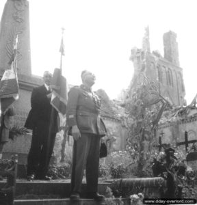 14 juillet 1944 : le capitaine Blum, représentant du général de Gaulle, assiste aux cérémonies de la fête nationale française à Rots. Photo : US National Archives