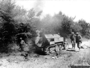 11 août 1944 : le SdKfz 251/D N° 314 détruit le même jour dans le secteur de Saint-Aubin-d’Appenai par les Américains et appartenant à la 3. Panzerspähkompanie (c) le.SPW, Panzer-Aufklärungs-Abteilung 2, 2. Panzerdivision. Photo : US National Archives