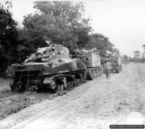 Deux chars de dépannage viennent relever un char Sherman du 32nd Tank Regiment détruit le 11 juillet 1944 par des éléments de la Panzer Lehr Division dans le secteur de Saint-Fromond. Photo : US National Archives