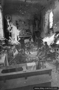 Des soldats américains de la 2nd (US) Infantry Division se reposent dans les ruines de l’église de Saint-Georges-d’Elle. Photo : US National Archives