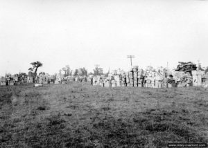 24 juillet 1944 : stockage de nombreux matériels utilisés par l’hôpital de campagne de Saint-Hilaire-Petitville. Photo : US National Archives