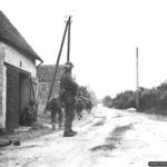 19 août 1944 : la compagnie B du Argyll and Sutherland Highlanders of Canada-Princess Louise’s de la 4th Canadian Armoured Division au combat à Saint-Lambert-sur-Dive. Photo : IWM