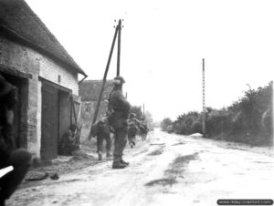 19 août 1944 : la compagnie B du Argyll and Sutherland Highlanders of Canada-Princess Louise’s de la 4th Canadian Armoured Division au combat à Saint-Lambert-sur-Dive. Photo : IWM