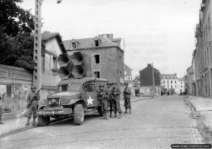 8 août 1944 : des soldats américains appartenant à la Psychological Warfare Division (3rd Mobile Radio Broadcasting Company) du 1st Army Group dans les rues de Saint-Malo. Photo : US National Archives