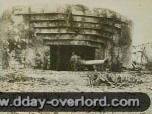 18 juin 1944 : une des deux casemates de la batterie de Crisbecq à Saint-Marcouf avec un canon Skoda de 210 mm. Photo : US National Archives