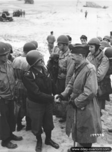 1er août 1944 : le Major General Walton H. Walker accueille le général Leclerc, commandant de la 2ème division blindée française et son état-major sur la plage d’Utah Beach (secteur : Saint-Martin-de-Varreville). Photo : US National Archives