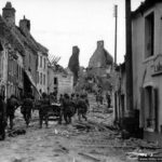 16 juin 1944 : des parachutistes de la 82ème division aéroportée américaine progressent dans les rues de Saint-Sauveur-le-Vicomte. Photo : US National Archives