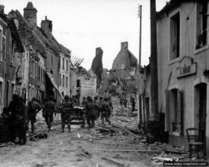 16 juin 1944 : des parachutistes de la 82ème division aéroportée américaine progressent dans les rues de Saint-Sauveur-le-Vicomte. Photo : US National Archives