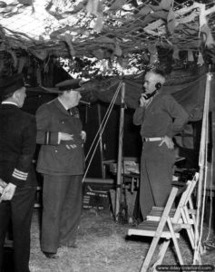 Le Premier ministre anglais Winston Churchill rend visite au général Bradley dans le secteur de Saint-Sauveur-Lendelin. Photo : US National Archives