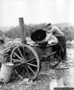 24 juillet 1944 : le centre d’accueil de réfugiés de Sainte-Marguerite-d’Elle réutilise une roulante allemande pour nourrir les familles dans le besoin. Photo : US National Archives