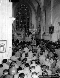 11 juin 1944 : ce dimanche, de nombreux soldats assistent à une messe célébrée en l’église de Sainte-Marie-du-Mont. Photo : US National Archives