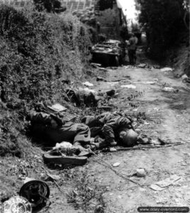 19 juillet 1944 : trois corps de parachutistes allemands appartenant au 6. Fallschirmjäger Regiment dans le secteur de Sainteny. Photo : US National Archives