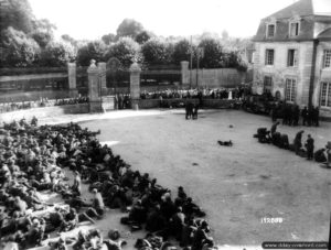 La cour de l’Evêché de Sées sert de lieu de rassemblement pour les prisonniers allemands du secteur. Photo : US National Archives