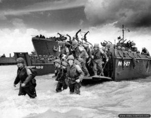 Un chaland de débarquement LCVP rattaché au bâtiment de guerre USS Joseph T. Dickman vient de débarquer ses personnels dans le cadre d’un exercice de débarquement à Slapton Sands. Photo : US National Archives