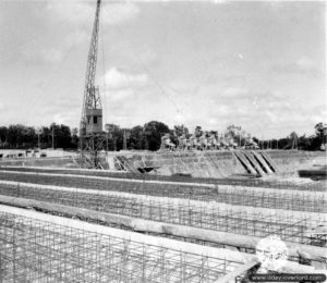 4 juillet 1944 : visite des généraux Eisenhower et Bradley ainsi que leur état-major de la base de construction de fusées V2 située à Sottevast et toujours en travaux au moment de la libération. Photo : US National Archives