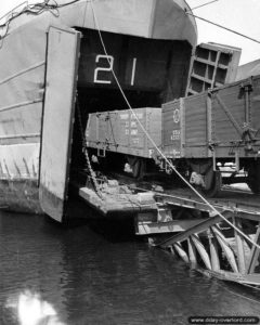 Des wagons sont embarqués à bord du LST-21 depuis les quais du port de Southampton. Photo : US National Archives