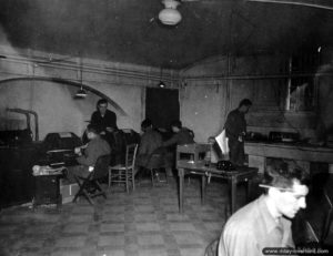 6 septembre 1944 : un centre de communications a été aménagé par les Américains dans le sous-sol du château de Chiffrevast à Tamerville. Photo : US National Archives