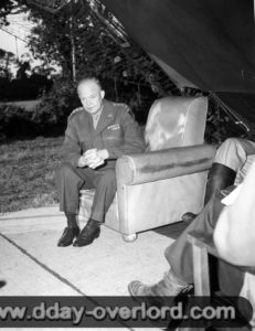 16 août 1944 : le général Eisenhower en entretien avec des des correspondants de guerre dans son poste de commandement de Tournières. Photo : US National Archives