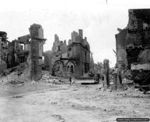 17 juin 1944 : un bulldozer Caterpillar D7 au travail dans une rue de Trévières. Photo : US National Archives