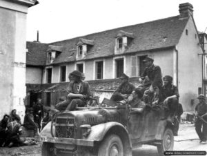 19 août 1944 : des prisonniers allemands sont escortés par des soldats de la compagnie B du Argyll and Sutherland Highlanders of Canada-Princess Louise’s de la 4th Canadian Armoured Division à Trun. Photo : US National Archives