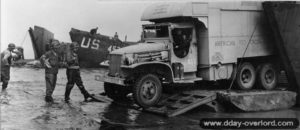 15 juillet 1944 : débarquement d'un GMC Clubmobile de la Croix Rouge, Groupe B. Photo : US National Archives