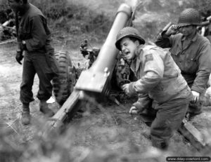 11 juin 1944 : des artilleurs appartenant à la 4ème division d’infanterie américaine tirent à l’obusier M3 de 105 mm dans le secteur de Valognes. Photo : US National Archives